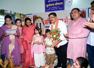 फूल लेकर आए नन्हे कदम, उप मुख्यमंत्री ने बच्चों को गोद में उठाया, बच्चों की मासूमियत ने जीता दिल