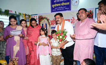 फूल लेकर आए नन्हे कदम, उप मुख्यमंत्री ने बच्चों को गोद में उठाया, बच्चों की मासूमियत ने जीता दिल