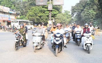 उप मुख्यमंत्री अरुण साव निकले स्कूटी पर, शहर भ्रमण कर सफाई और निर्माण कार्यों का किया निरीक्षण