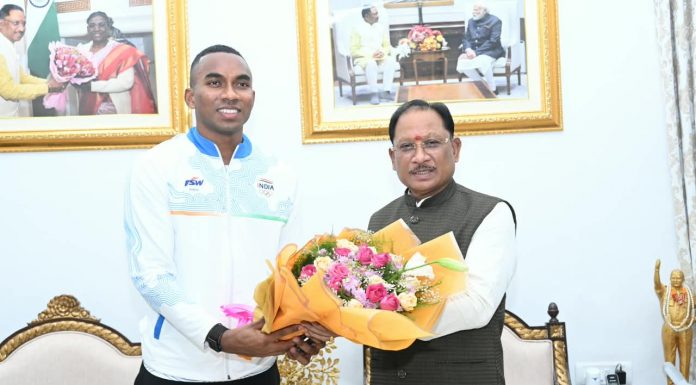 मुख्यमंत्री विष्णु देव साय से एशियन गेम्स के कांस्य पदक विजेता एथलीट अनिमेष कुजूर ने की सौजन्य मुलाकात