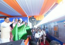 केंद्रीय रेल मंत्री अश्विनी वैष्णव और मुख्यमंत्री विष्णु देव साय ने रावघाट – रायपुर एवं रायपुर – कुरूद यात्री रेल सेवाओं को दिखाई हरी झंडी