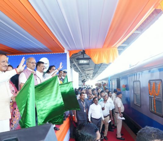 केंद्रीय रेल मंत्री अश्विनी वैष्णव और मुख्यमंत्री विष्णु देव साय ने रावघाट – रायपुर एवं रायपुर – कुरूद यात्री रेल सेवाओं को दिखाई हरी झंडी