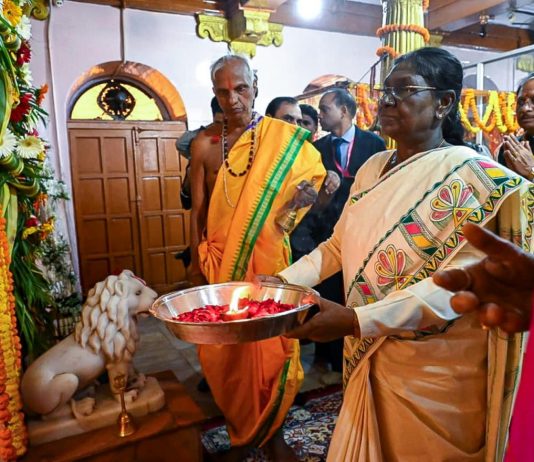राष्ट्रपति श्रीमती द्रौपदी मुर्मु ने माँ दंतेश्वरी की पूजा-अर्चना कर देशवासियों की सुख-समृद्धि और खुशहाली की कामना की