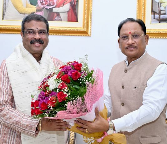 मुख्यमंत्री विष्णु देव साय से सांसद धर्मेंद्र प्रधान ने की शिष्टाचार भेंट