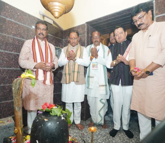 मुख्यमंत्री विष्णु देव साय ने रामचंडी मंदिर में पूजा-अर्चना कर प्रदेश की खुशहाली एवं सुख-समृद्धि की कामना की