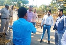कलेक्टर लंगेह धान खरीदी के पूर्व तैयारियों का जायजा लेने अंतर्राज्यीय चेक पोस्ट सिंघोड़ा एवं रेहटीखोल पहुंचे