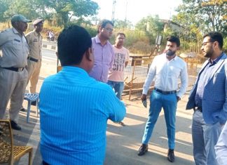 कलेक्टर लंगेह धान खरीदी के पूर्व तैयारियों का जायजा लेने अंतर्राज्यीय चेक पोस्ट सिंघोड़ा एवं रेहटीखोल पहुंचे