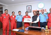 मुख्यमंत्री विष्णु देव साय से भारतीय वायु सेना की सारंग हेलीकॉप्टर डिस्प्ले टीम ने की सौजन्य मुलाकात