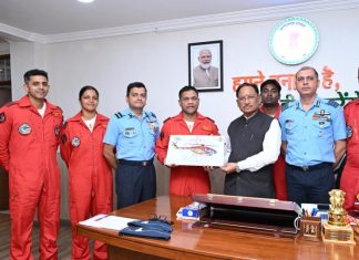 मुख्यमंत्री विष्णु देव साय से भारतीय वायु सेना की सारंग हेलीकॉप्टर डिस्प्ले टीम ने की सौजन्य मुलाकात
