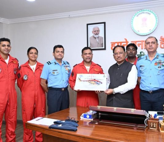 मुख्यमंत्री विष्णु देव साय से भारतीय वायु सेना की सारंग हेलीकॉप्टर डिस्प्ले टीम ने की सौजन्य मुलाकात