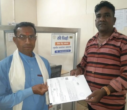 बेटियों की पढ़ाई की राह हुई आसान, सेवा सेतु केन्द्र से रामप्रसाद को समय पर मिला आय प्रमाण पत्र